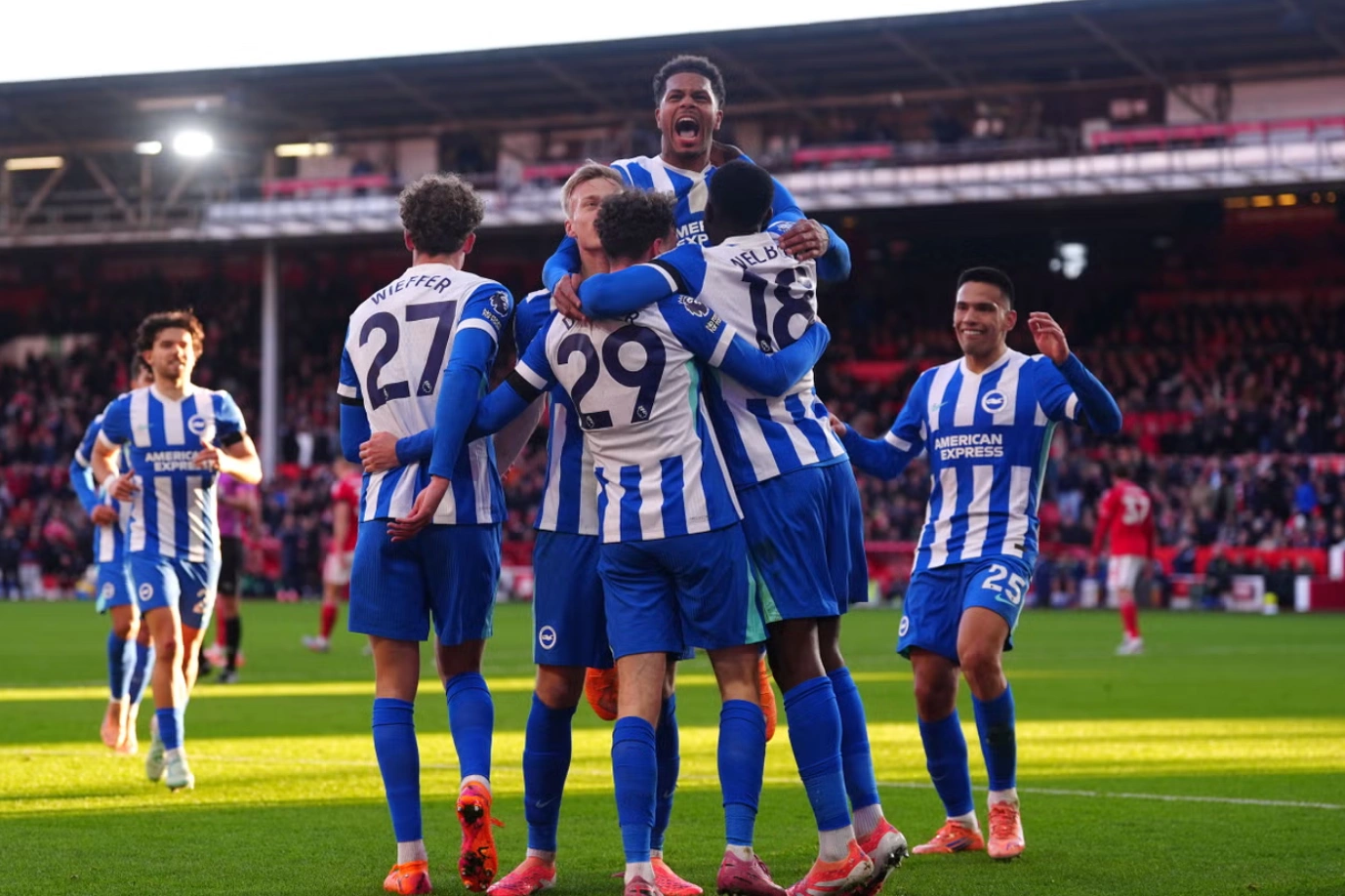 Pha sút bóng của cầu thủ Brighton