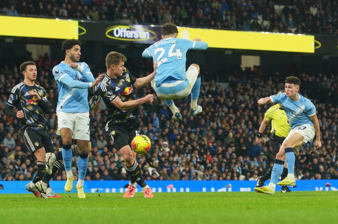 Phil Foden ăn mừng bàn thắng vào lưới Leeds