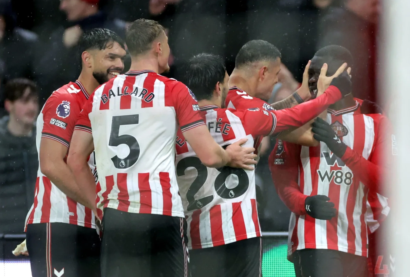 Eberechi Eze ăn mừng hat-trick