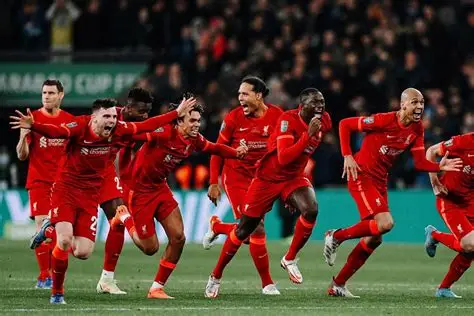 Cầu thủ Liverpool ăn mừng chiến thắng tại Anfield